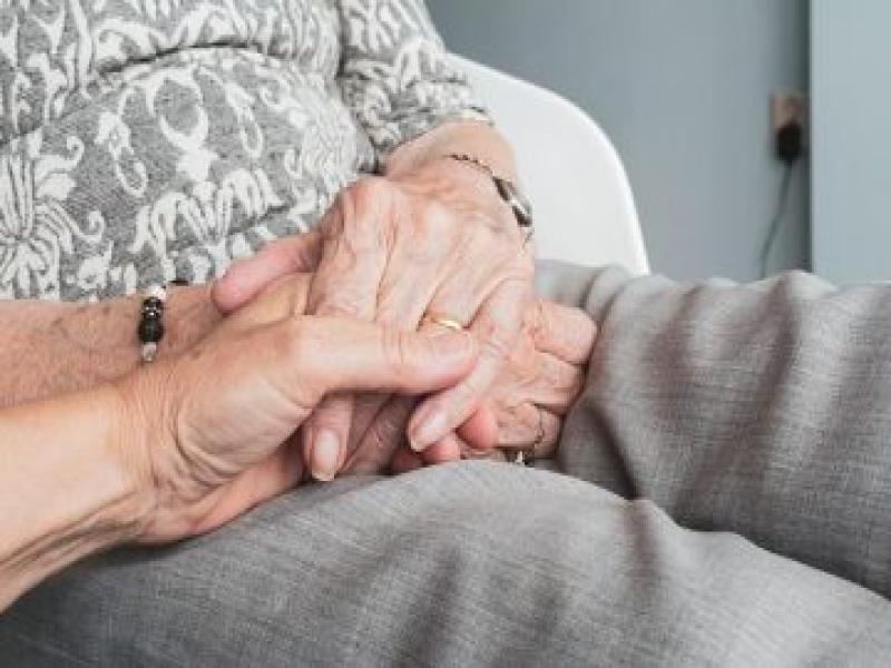 Caregiver familiari, primo ok al ddl. Cosa cambia per chi assiste i cari